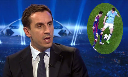 Gary Neville tự động khép chân khi Messi 'xâu kim' Milner